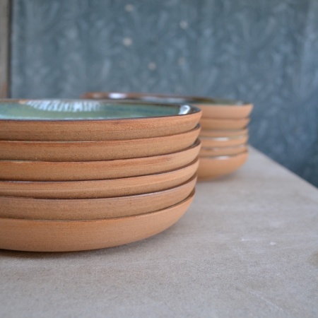 Empilement d'assiettes. .Elles prennent peu de place.